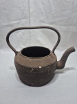 Antigo bule, chaleira em ferro fundido. Medindo 14cm x 19cm de altura.