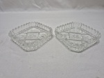Par de petisqueiras quadradas em cristal ricamente lapidado. Medindo 12cm x 12cm x 3cm de altura.