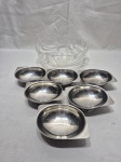 Lote de bowl em vidro moldado e 6 cumbucas em aço inox. Medindo o bowl 21cm x 8cm de altura, cumbuca 10cm x 8cm x 4cm de altura.