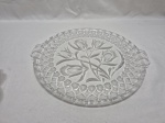 Prato de bolo em cristal ricamente trabalhado. Medindo 28,5cm de diâmetro.