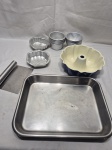 Lote de 19 forminhas, tabuleiro, etc, peças em aço inox e alumínio. Medindo o tabuleiro 30cm x 24cm x 4cm de altura.
