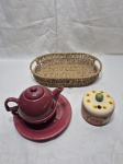 Lote de bandeja oval em ratam, xícara com bule acoplado em porcelana e açucareiro em cerâmica. Medindo a cesta 32cm x 21cm x 6cm de altura.