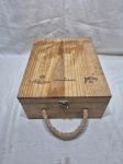 Antiga caixa de vinho em madeira clara. Medindo 34,5cm x 26,5cm x 14cm de altura.