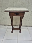 Linda mesa de canto retangular em madeira com uma gaveta, tampo de mármore. Medindo 56cm x 34cm x 84cm de altura. Não é possível o envio via correios.