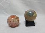 Lote de 2 bolas decorativas, sendo uma em mármore e uma em acrílico. Medindo a bola de mármore 6,5cm de diâmetro.
