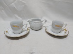 Lote de 2 xícaras de café e leiteira em porcelana. Medindo a leiteira 5,5cm de altura.