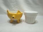 Lote de 2 cachepots em porcelana, sendo um branco e um na forma de raposa. Medindo a raposa 14cm x 9,5cm de altura.