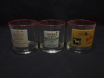 Jogo de 3 copos de whisky em vidro com propagandas diversas. Medindo 8cm x 8,5cm de altura.