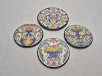 Jogo de 4 pratos decorativos para pendurar em cerâmica pintada. Medindo o maior 12,5cm de diâmetro. Um com pequeno bicado.