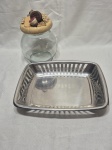 Travessa retangular, fruteira em aço inox e potiche em vidro com tampa em resina. Medindo a travessa 28cm x 23cm x 4cm de altura.