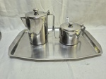 Bandeja retangular com bule e açucareiro em aço inox. Medindo a bandeja 37cm x 26,5cm..