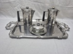 Lote de bandeja retangular, bule, leiteira e manteigueira em aço inox. Medindo a bandeja 40cm x 30cm x 52,5cm alça a alça.