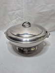 Sopeira com 2 alças e tampa em aço inox. Medindo 25cm x 12cm de altura.