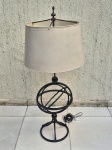 Lindo abajur em ferro com pé globo, cúpula em metal. Medindo 107cm de altura total, cúpula 45cm x 28cm de altura..