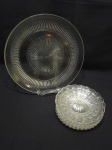 Prato de bolo com 6 pratinhos em vidro moldado. Medindo o de servir 28cm de diâmetro.