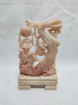 Linda e rara escultura chinesa em Jade Pink Xiu, com dragão esculpido à mão. Medindo 8cm x 14cm de altura.