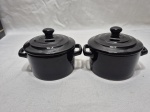 Par de pequenas caçarolas em porcelana preta craquelada. Medindo 10cm x 5cm de altura.