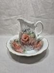 Lindo gomil, jarra com bacia em porcelana floral com friso ouro. Medindo o bowl 26,5cm x 6cm de altura.