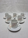 Jogo de 6 xícaras e 5 pires de café em porcelana Schmidt floral. Medindo 5cm x 5,5cm de altura.