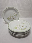 Jogo de 6 pratos rasos de mesa em porcelana Steatita floral com friso verde. Medindo 25cm de diâmetro.