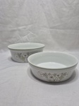 Jogo de 2 travessas redondas funda em porcelana Steatita floral com friso verde. Medindo a maior 22,5cm x 8cm de altura. Leve bicado.