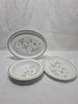 Jogo de 2 travessas ovais rasas e 1 prato fundo em porcelana Steatita floral com friso verde. Medindo a maior 30cm x 23,5cm.