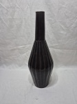 Lindo vaso floreira em latão indiano, bojo gomado. Medindo 41,5cm de altura.