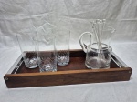 Lote diverso, composto de bandeja retangular, pequena jarra, 3 copos longos em vidro e 6 mexedores em acrílico. Medindo a bandeja 43cm x 18cm x 5cm de altura.
