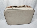 Maleta de mão vintage em couro com tecido no interior. Medindo 51cm x 37cm x 5cm de profundidade.