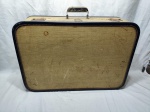 Maleta de mão vintage em couro com tecido no interior, da marca IKA. Medindo 61cm x 42cm x 19cm de altura.