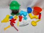 Lote de diversos brinquedos de praia. Medindo o balde maior 18cm x 16cm de altura.