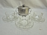 Lote de açucareiro em aço inox e 3 xícaras de café em vidro moldado. Medindo o açucareiro 9,5cm x 6cm de altura.