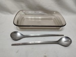 Travessa retangular em vidro temperado com par de talher de salada em aço inox. Medindo a travessa 29cm x 18cm x 5cm de altura. Leve bicado na borda.