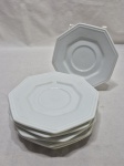 Jogo de 6 pires de chá em porcelana Schmidt branca facetada. Medindo 15,5cm de diâmetro.