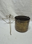 Cachepot com suporte para pendurar em latão martelado. Medindo o cachepot 16cm x 13,5cm de altura.