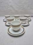 Jogo de 6 xícaras de café em porcelana Verbano argentina, barra preta com ouro. Medindo 6,5cm x 5,5cm de altura.