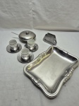 Lote de travessa retangular em inox, 3 xícaras de café porcelana com suporte em inox, etc. Medindo a petisqueira 26cm x 20cm x 3cm de altura