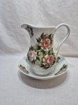 Lindo gomil, jarra com bacia em porcelana pintada à mão floral. Medindo a jarra 23cm de altura, bowl 24,5cm x 6cm de altura.