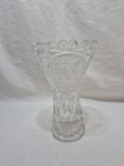 Lindo vaso floreira em cristal ricamente lapidado. Medindo 14cm x 23cm de altura.