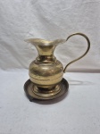 Jarra com presentuir em metal dourado. Medindo a jarra 22cm de altura, presentuir 19cm x 2cm de altura.