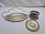 Lote de petisqueira com alça, petisqueira e pequeno cachepot em metal. Medindo a petisqueira 29cm x 16cm x 12cm de altura.