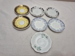 Lote de 7 pires de café em porcelana. Medindo 11cm de diâmetro.