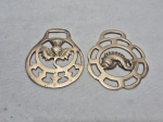 Lote de 2 enfeites em bronze. Medindo 7,5cm de diâmetro.