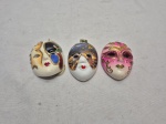 Lote de 3 máscaras decorativas em gesso pintado. Medindo o maior 7cm x 5cm.