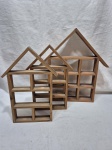 Lote de 3 vitrines para pendurar em madeira na forma de casa. Medindo o maior 35cm x 37cm de altura x 4cm de profundidade.
