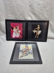 Lote de 3 quadros decorativos em madeira com vidro frontal. Medindo 23cm x 23cm.