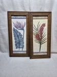 Lote de 2 quadros decorativos com moldura madeira, vidro frontal e gravura. Medindo 57cm x 27cm.
