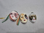 Lote de 3 enfeites na forma de coruja em gesso e porcelana pintado. Medindo a maior 7,5cm x 5,5cm.