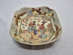 Lindo centro de mesa, fruteira em porcelana oriental com pintura de gueixas. Medindo 23cm x 23cm x 7,5cm de altura.