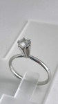 ANEL SOLITÁRIO CONFECCIONADO EM OURO BRANCO 18K, COM 1 DIAMANTES DE 50 PONTOS 5,1mm, COR F VSI, PESO